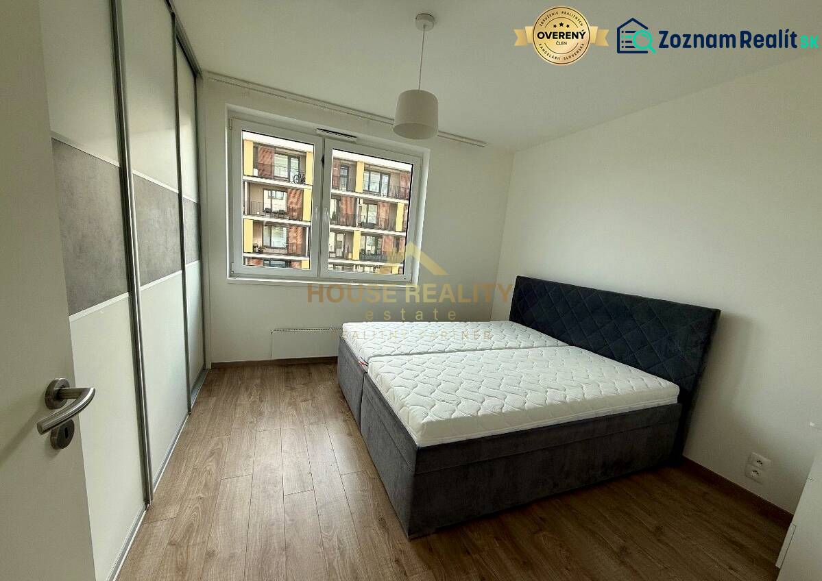  NOVOSTAVBA BORY 2 izbový byt, ul. Hany Ponickej, Bratislava IV. Lamač - Spálňa so vstavanou skriňou, manželskou posteľou a podlahou s dreveným dekorom v 2-izbovom byte.