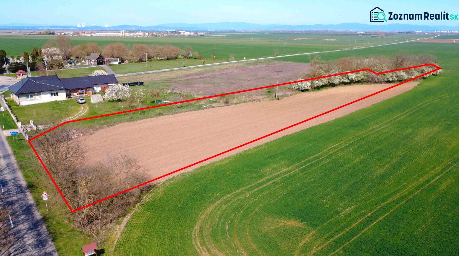 Ondrejovce – 4.665 m2 POZEMOK na rekreačnú chatu na hranici obce - Letecký pohľad na ornú pôdu a okolie Záhrad v Ondrejovciach.
