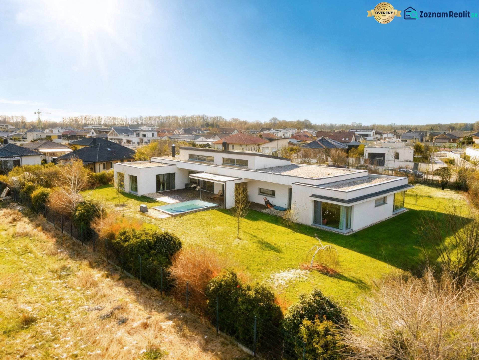 I PREDAJ moderná vila s bazénom a veľkým pozemkom - Rodinný dom na Nagy Lajos király utcai v Mosonmagyaróvári s bazénom a záhradou.