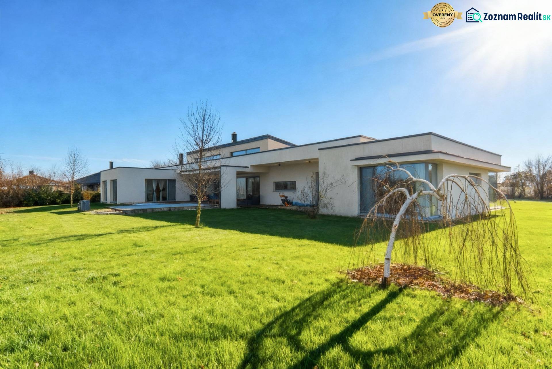 I PREDAJ moderná vila s bazénom a veľkým pozemkom - Rodinný dom na ulici Nagy Lajos király v Mosonmagyaróvári s upravenou záhradou a bezlistým stromom.