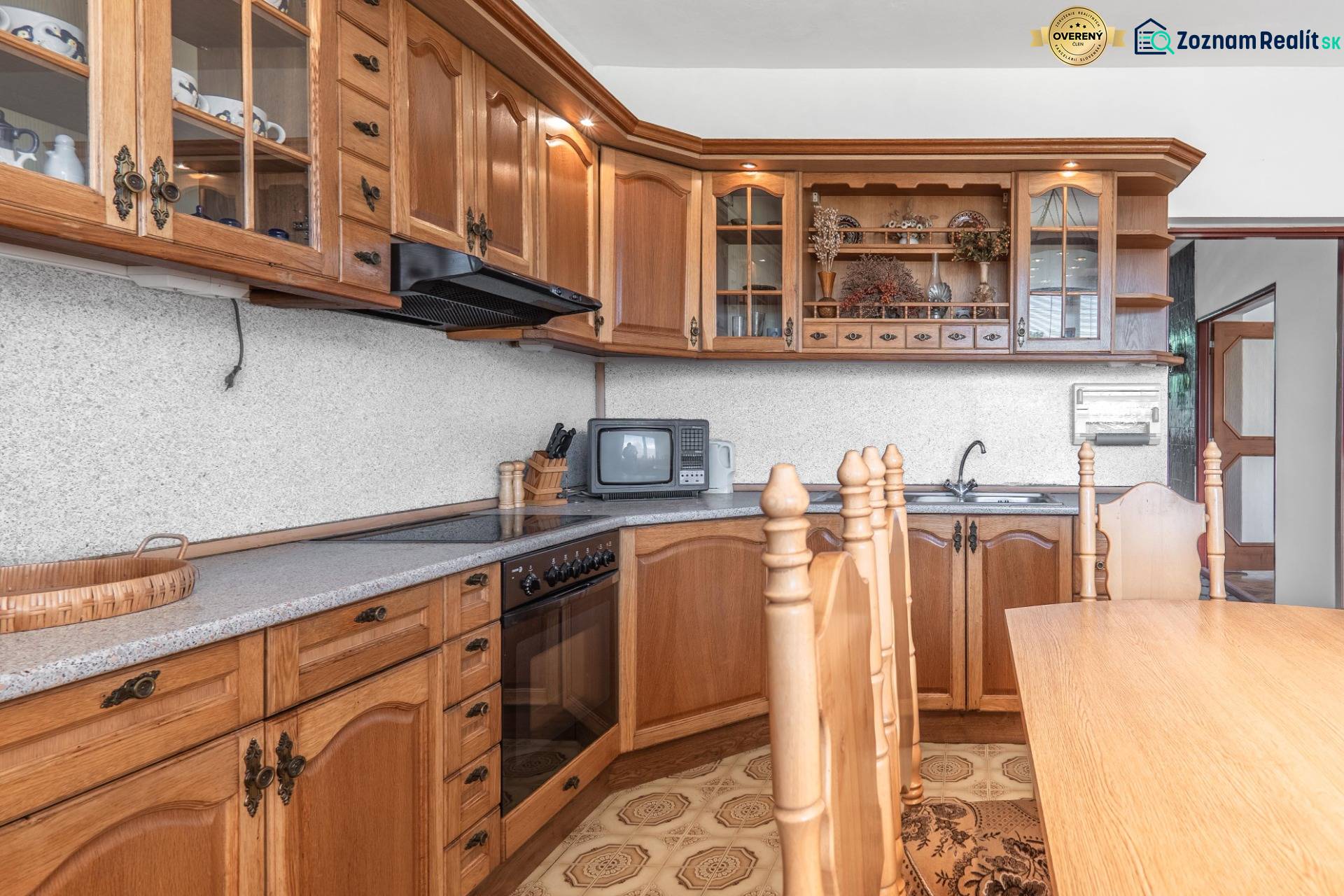 I Na predaj dvojposchodový 5i rodinný dom pri Žiline - Kuchyňa s dreveným dekorom a rustikálnymi skrinkami v rodinnom dome.