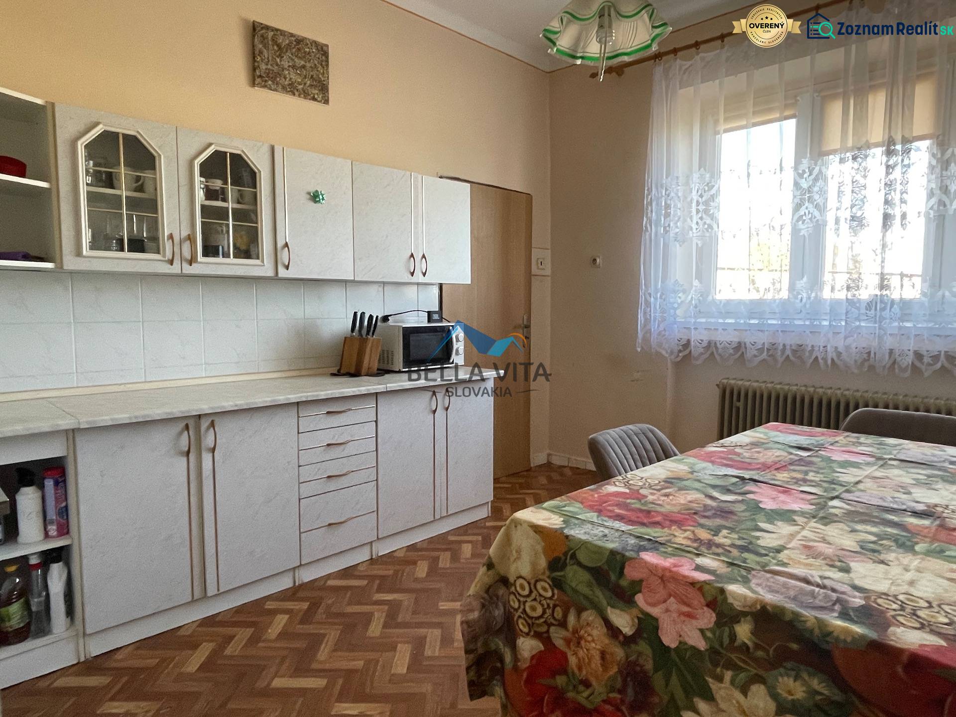 EXKLUZÍVNE - Útulný 3-izbový dom v Čiernom Brode s veľkým pozemkom - Kuchyňa s podlahou s dreveným dekorom v rodinnom dome.