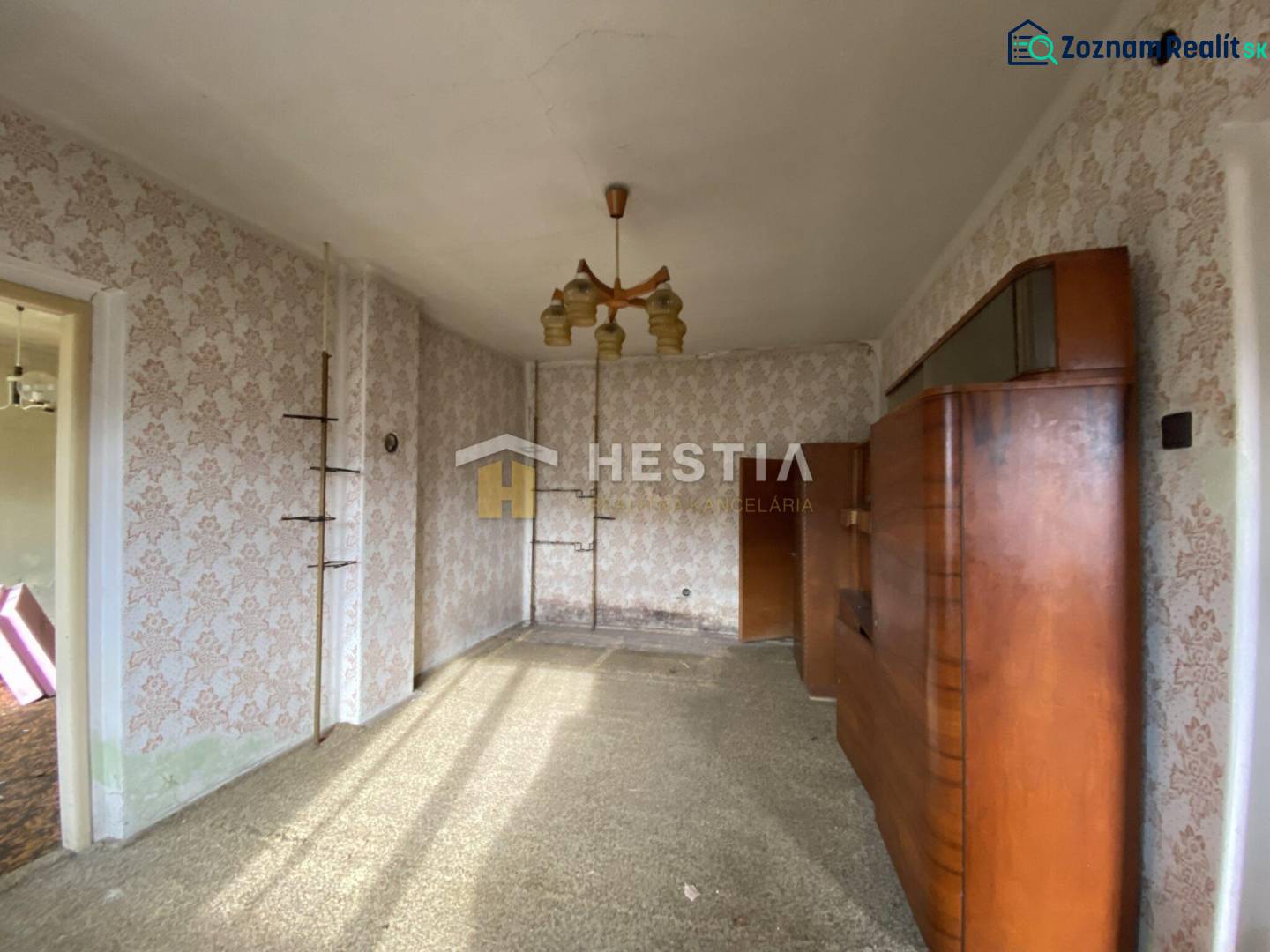 TOP PONUKA !! 3-izb. RD, INVESTÍCIA, Borský Svätý Jur - Interiér rodinného domu s retro tapetami a drevenou obývačkovou stenou.