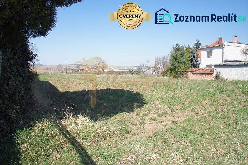 Pozemok v obci Koniarovce v slepej uličke - Na obrázku je pole vedľa domu, vhodné na bývanie a pozemky.