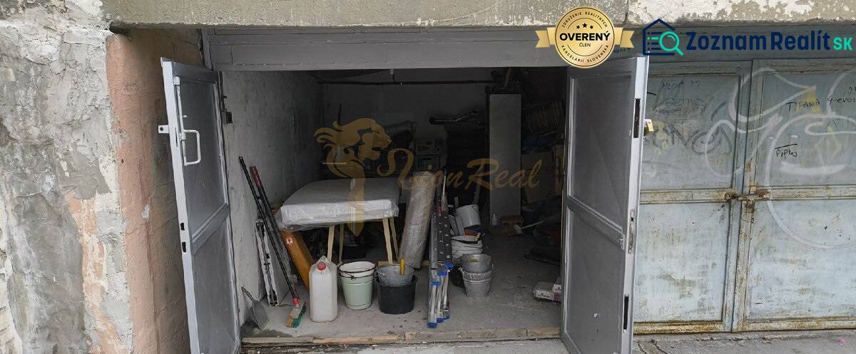 Garáž, Dudvažská ul., Podunajské Biskupice - Otvorená garáž na ulici Dudvážska v Bratislave - Podunajských Biskupiciach, plná náradia a materiálu.