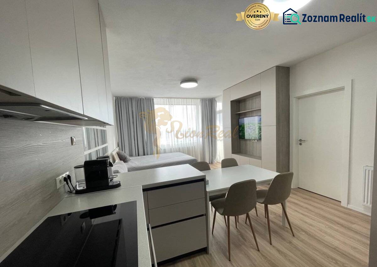 2-izb. byt Bystrická, Devínska Nová Ves, parking, pivnica - Kuchyňa s jedálenským stolom a obývacou časťou v 2-izbovom byte.