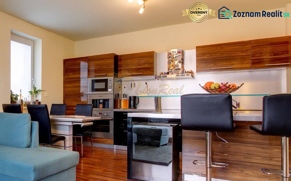 5-izb. byt, Krajinská, Podunajské Biskupice, 2.p./3 - Kuchyňa v 5 a viac izbovom byte s kuchynskou linkou a podlahou s dreveným dekorom.