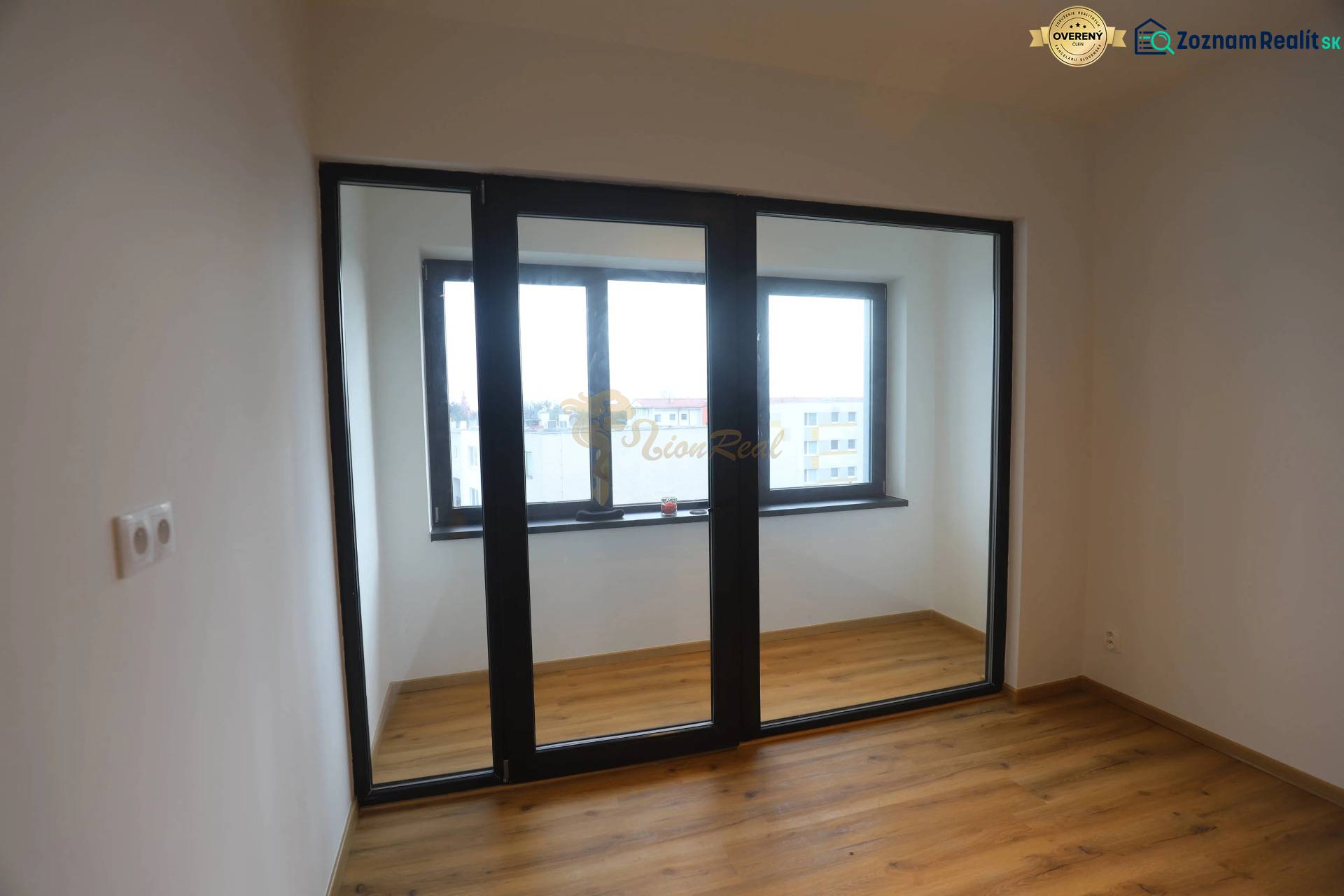 1-izb. byt v novostavbe v Ružinove, 4p./10 - Izba v 1-izbovom byte s podlahou s dreveným dekorom a veľkým oknom.