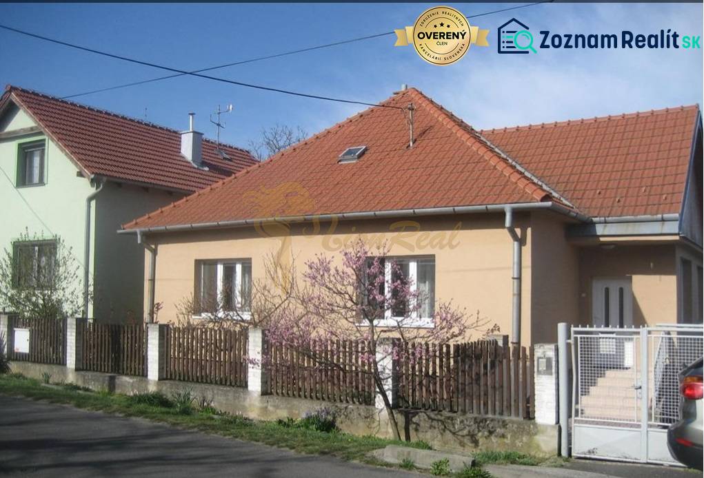 Rodinný dom v BA IV - Záhorská Bystrica, ul. Donská - Rodinný dom v Bratislave - Záhorskej Bystrici s červenou strechou a záhradou.