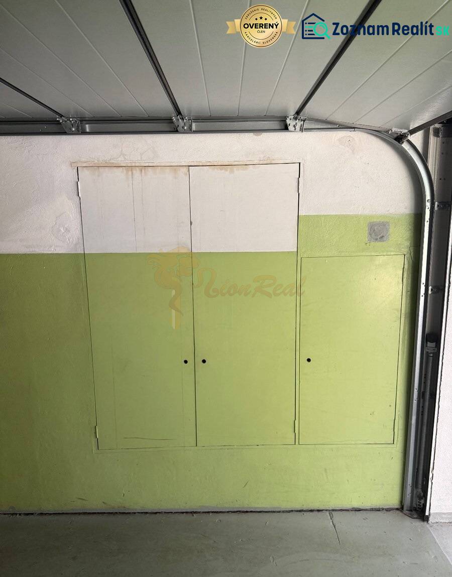 Garáž ul. Eisnerova, Devínska Nová Ves - Garáž v bielej a zelenej farbe má členené úložné skrinky.