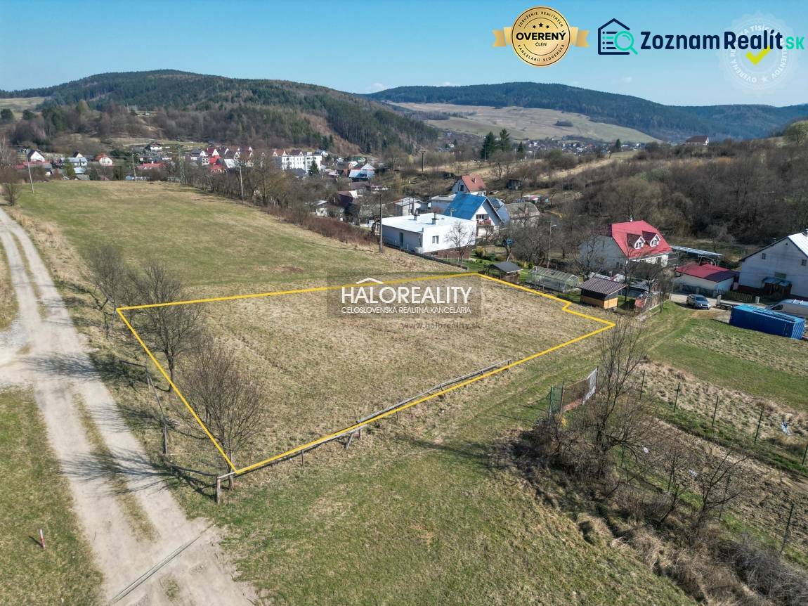 Predaj, krásny pozemok pre rodinný dom 1068 m2 Papra... - Pozemky - bývanie v Papradne obklopené krajinou, viditeľné rodinné domy a cesta.