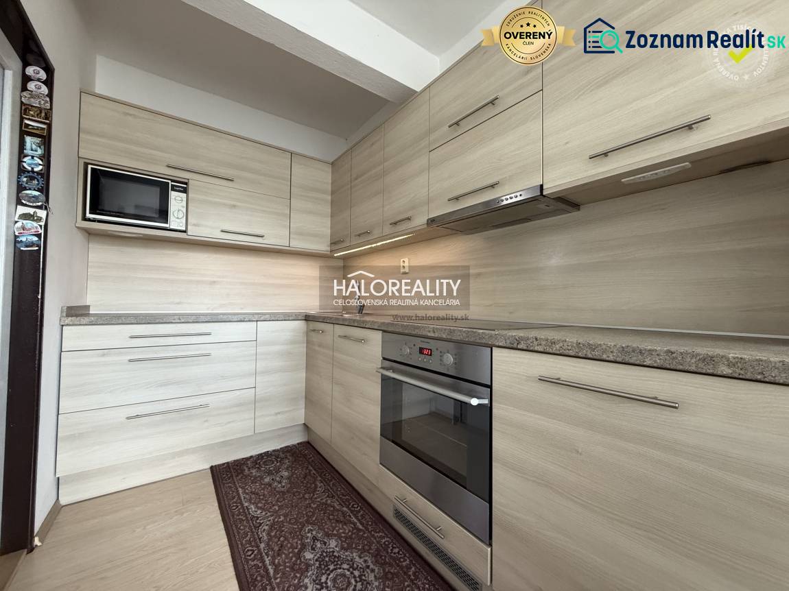Predaj, rodinný dom Oslany - EXKLUZÍVNE HALO REALITY - Kuchyňa v rodinnom dome s linkou a podlahou s dreveným dekorom.