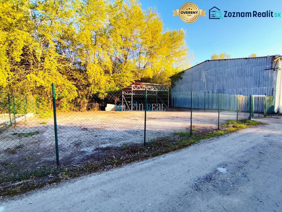 Prenájom oploteného pozemku – Nitra, Mlynárce – 390 m² - Pozemky - komerčné v Nitre, oplotený areál s okolím pokrytým stromami.