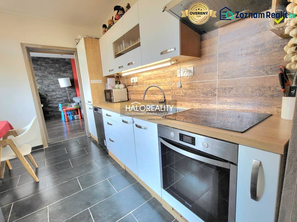 Predaj, trojizbový byt Partizánske, Šípok - EXKLUZÍV... - Kuchyňa v 3-izbovom byte so svetlými skrinkami a podlahou s dreveným dekorom.