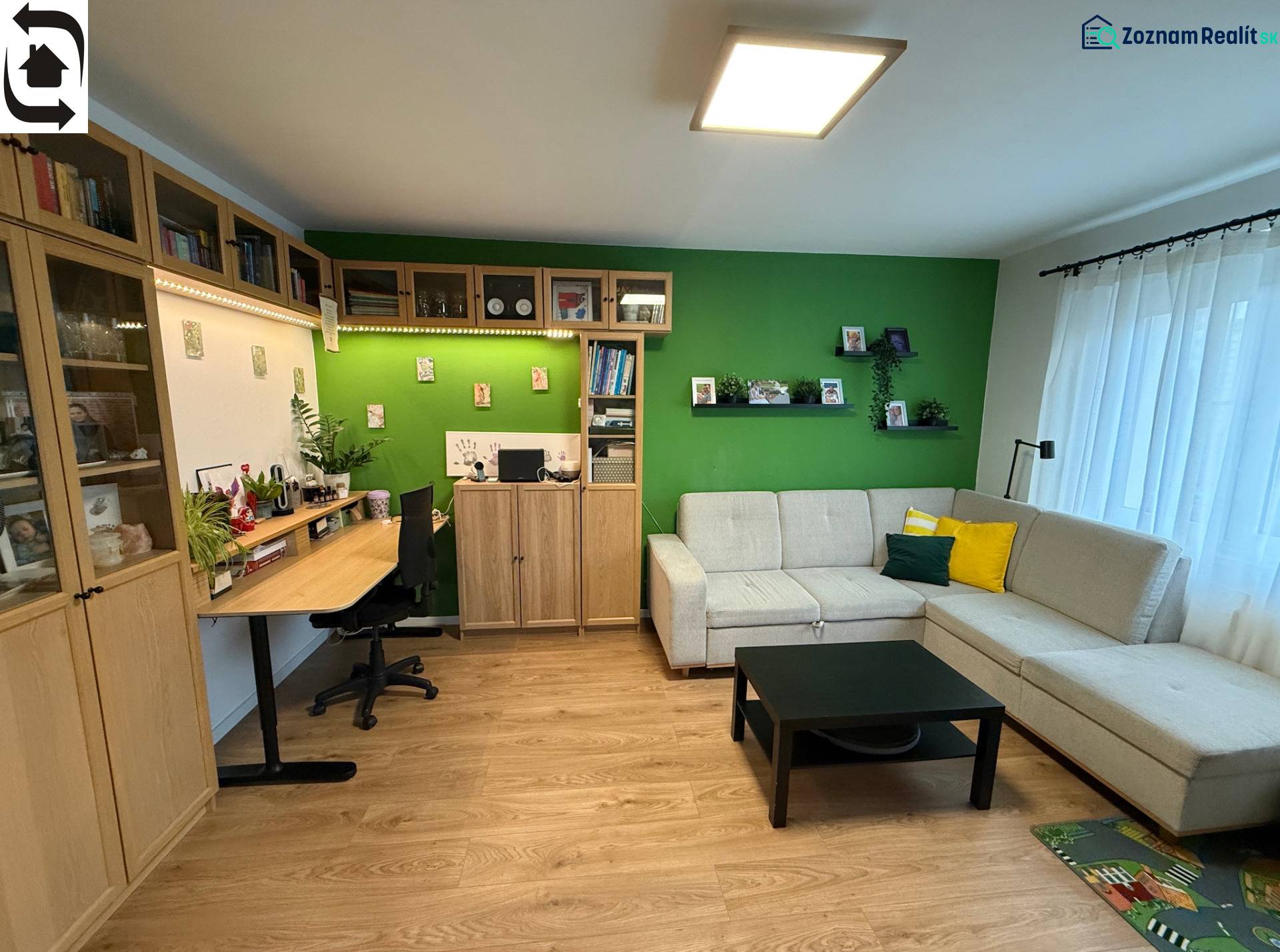 4 Izbový byt na Kríkovej ulici na predaj - Obývacia izba so sedačkou, pracovným stolom a podlahou s dreveným dekorom v 4-izbovom byte.
