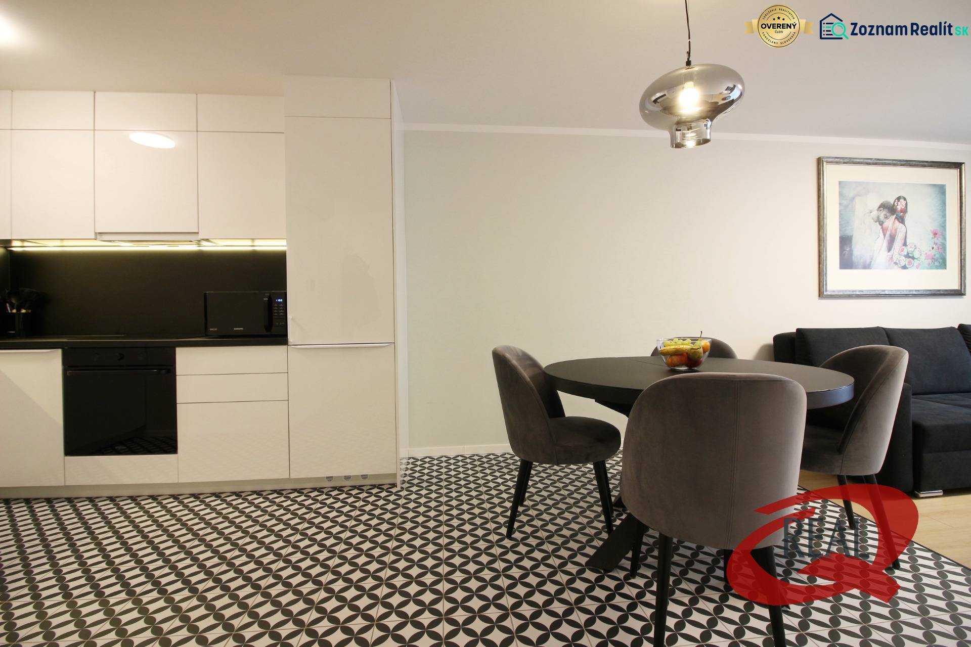**SKVELÁ INVESTÍCIA**REZIDENCIA OPERA**KÚPELE TURČIANSKE TEPLICE** - Kuchyňa v 2-izbovom byte s jedálenským stolom a geometrickou dlažbou.
