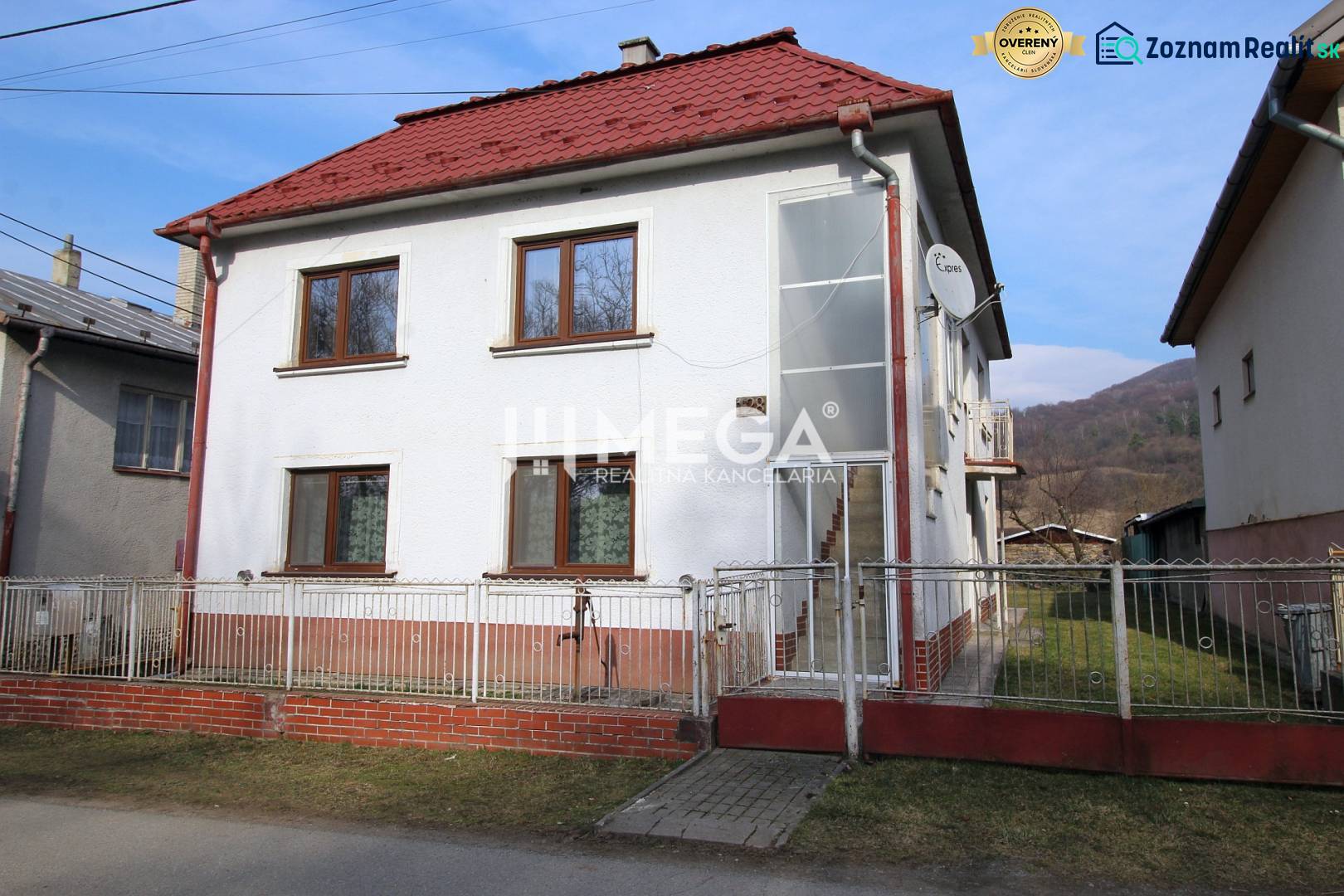Na predaj rodinný dom na krásnom pozemku v obci Kamienka (Humenné)! - Rodinný dom v Kamienke na ulici Kamienka s bielou fasádou a červenou strechou.