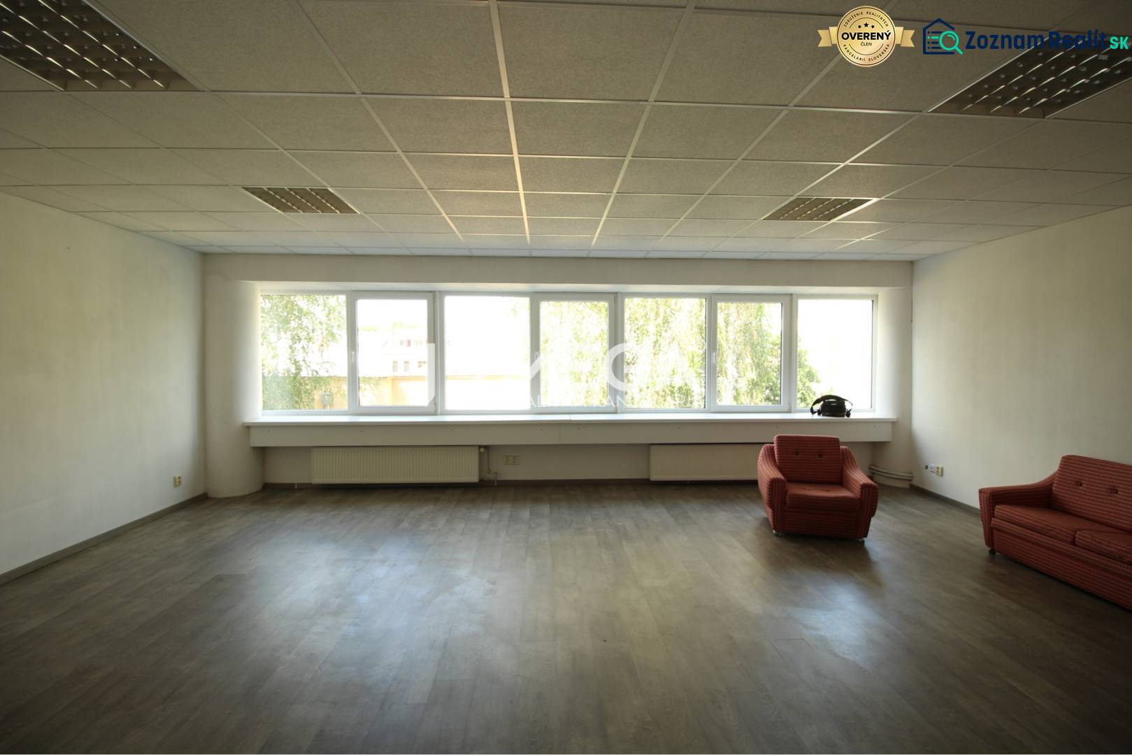NA PRENÁJOM kancelária na námestí v 