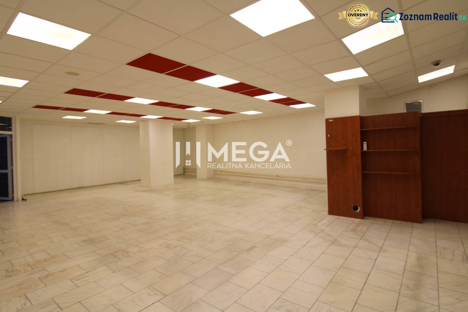 PRENÁJOM obchodného priestoru v OD LABOREC v meste Humenné - Obchodné priestory s dlažbou, otvoreným priestorom a zníženým stropom.