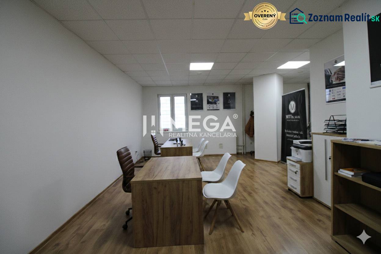 NA PRENÁJOM - obchodný priestor v OD Laborec, pešia zóna mesta Humenné - Obchodné priestory s podlahou s dreveným dekorom, kancelársky nábytok a vybavenie.