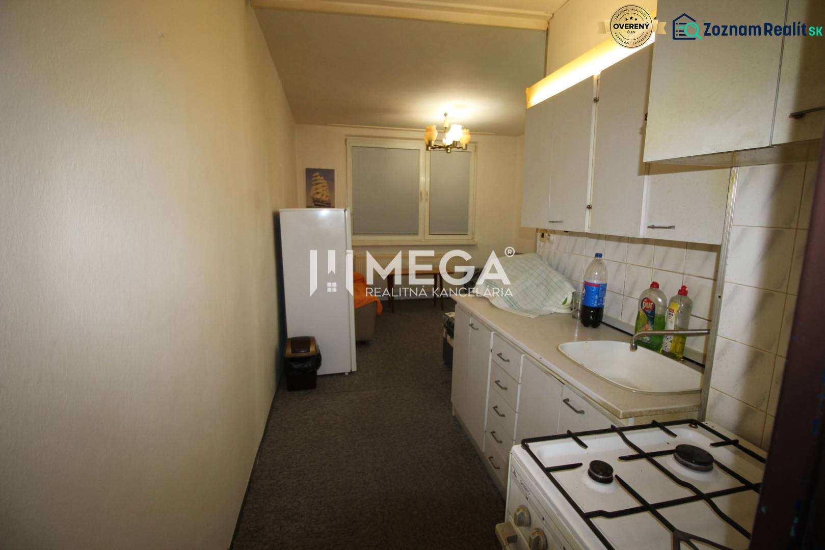 NA PRENÁJOM - Garsónka v pôvodnom stave na Sídlisku III v meste Humenn - Kuchyňa v Rekreačnom apartmáne s plynovým sporákom, linkou a kobercom na podlahe.