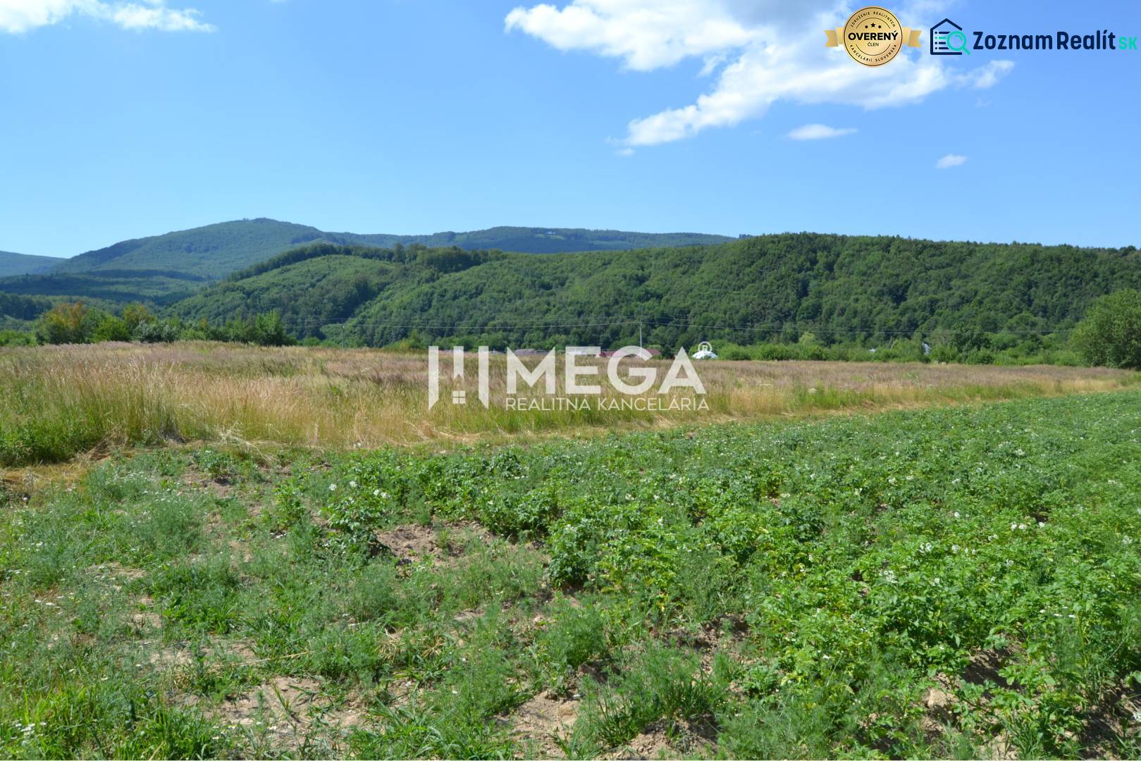 PREDAJ POZEMKU Zemplínske Hámre (2918 m2) - Pozemky - bývanie v Zemplínskych Hámroch, obklopené zelenými kopcami a modrou oblohou.