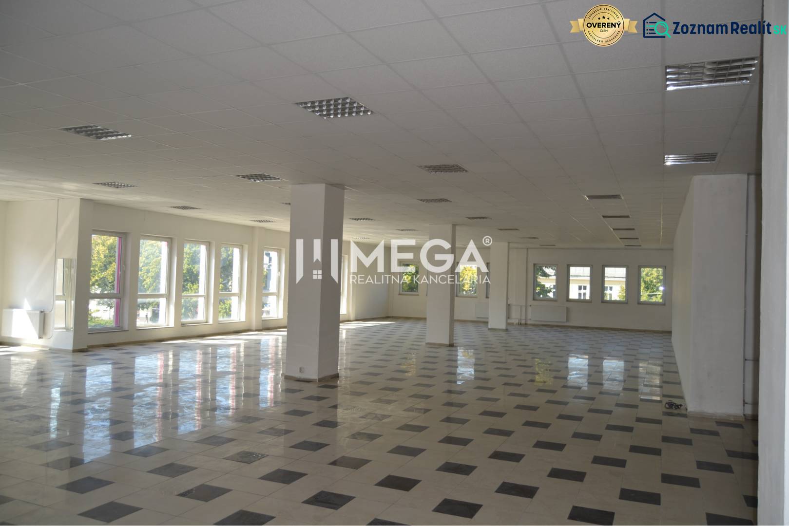 PRENÁJOM-Obchodný priestor v centre mesta Humenné-420m2 - Priestranné obchodné priestory s veľkými oknami a lesklou dlažbou.