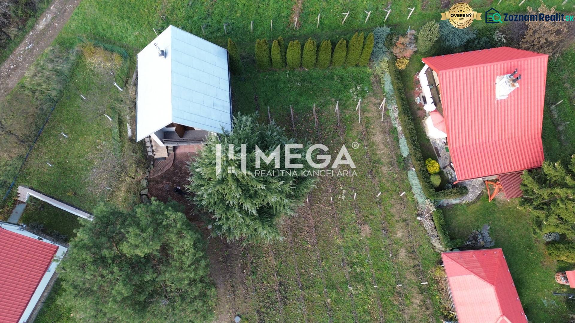 EXKLUZÍVNE NA PREDAJ Chata bez nutnosti investícií - VINNÉ - Letecký pohľad na chatu a záhradu v obci Vinné obklopené zeleňou.