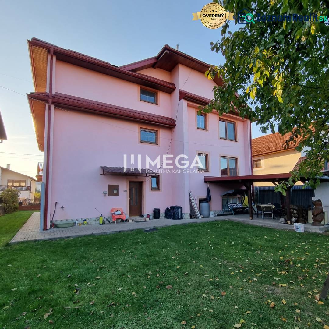 SKVELÁ CENA - výnimočný  rodinný dom, Kamenica nad Cirochou - Rodinný dom v Kamenici nad Cirochou s ružovou fasádou a udržiavanou záhradou.