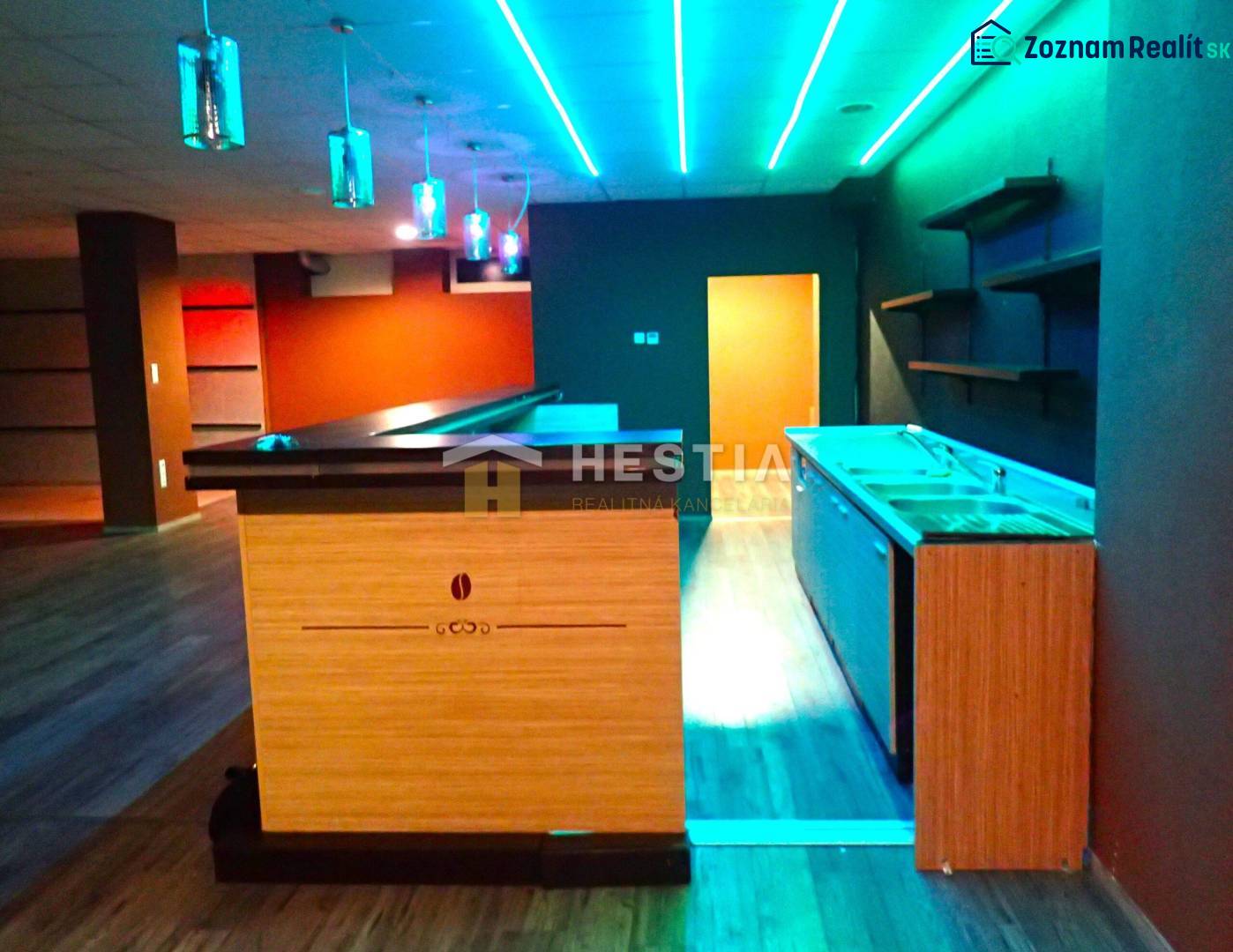 Veľký komerčný priestor 292 m2 priamo v centre mesta - Barový pult s farebným osvetlením v obchodných priestoroch na prenájom.