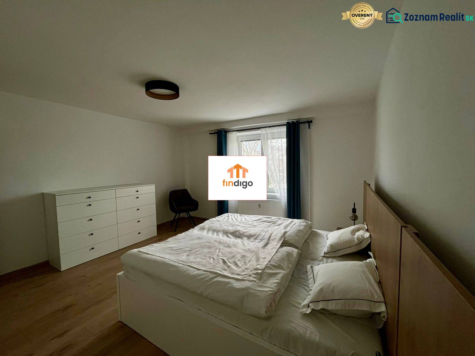 PRENÁJOM - 3-izbový krásny kompletne zrekonštruovaný byt - Mostná - Spálňa v 3-izbovom byte s podlahou s dreveným dekorom a štýlovým svetlom.