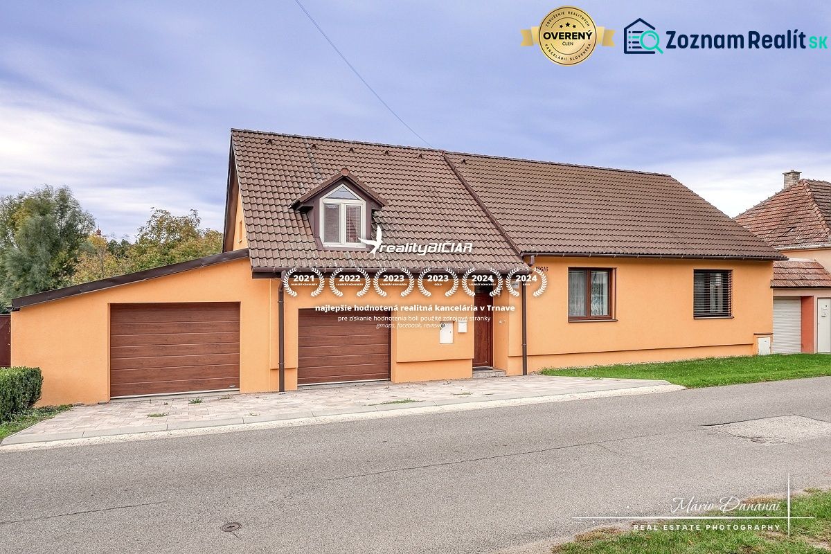 NOVÁ CENA - 5-izbový rodinný dom, dve garáže a krásny pozemok Špačince - Rodinný dom na ulici Špačince v Špačinciach so šikmou strechou a garážou.