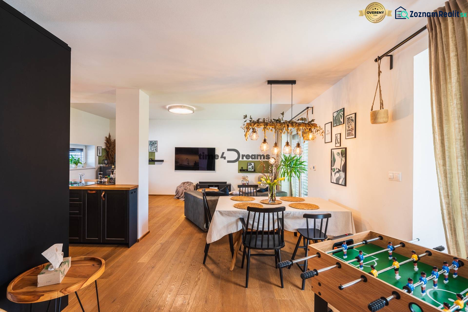 NA PREDAJ Krásny domček v Ivánke pri Nitre - Interiér rodinného domu s podlahou s dreveným dekorom, jedálenským stolom a stolným futbalom.