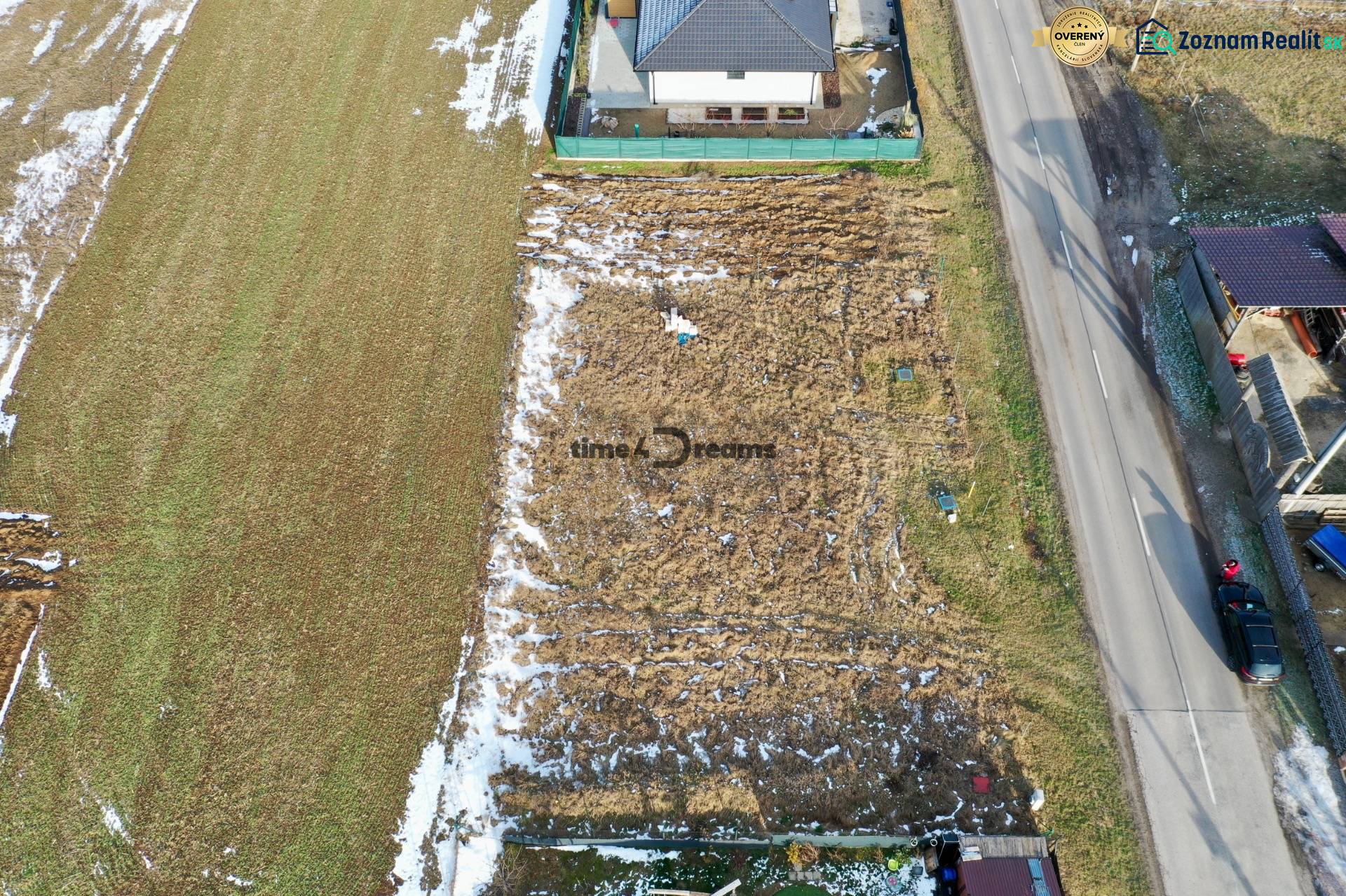 NA PREDAJ Stavebný pozemok v obci Golianovo - Pozemky na bývanie v Golianove, pri ceste vedľa rodinného domu.