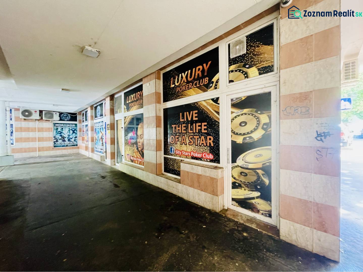 Obchodný priestor na prenájom v srdci Dunajskej Stredy - Obchodné priestory na Námestí Ármina Vámbéryho v Dunajskej Strede s reklamnými pútačmi.