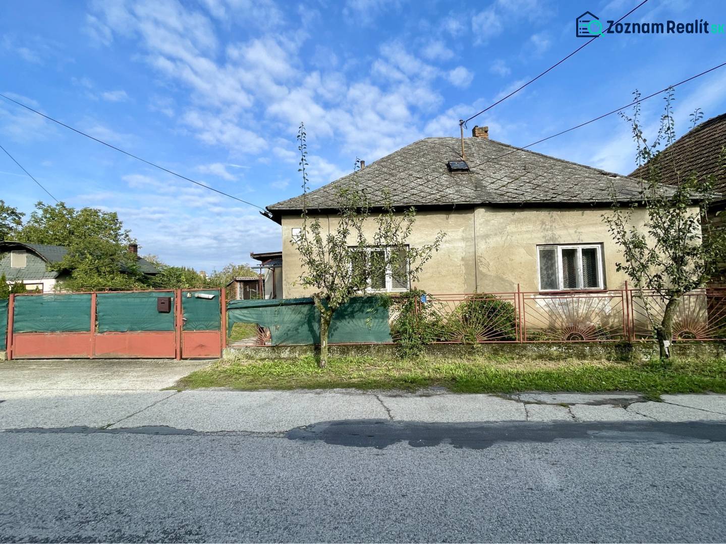 JAHODNÁ – SLNEČNÝ POZEMOK S STARÝM RODINNÝM DOMOM NA PREDAJ - Rodinný dom v Jahodnej s jednoduchou fasádou a uzavretým dvorom na neuvedenej ulici.