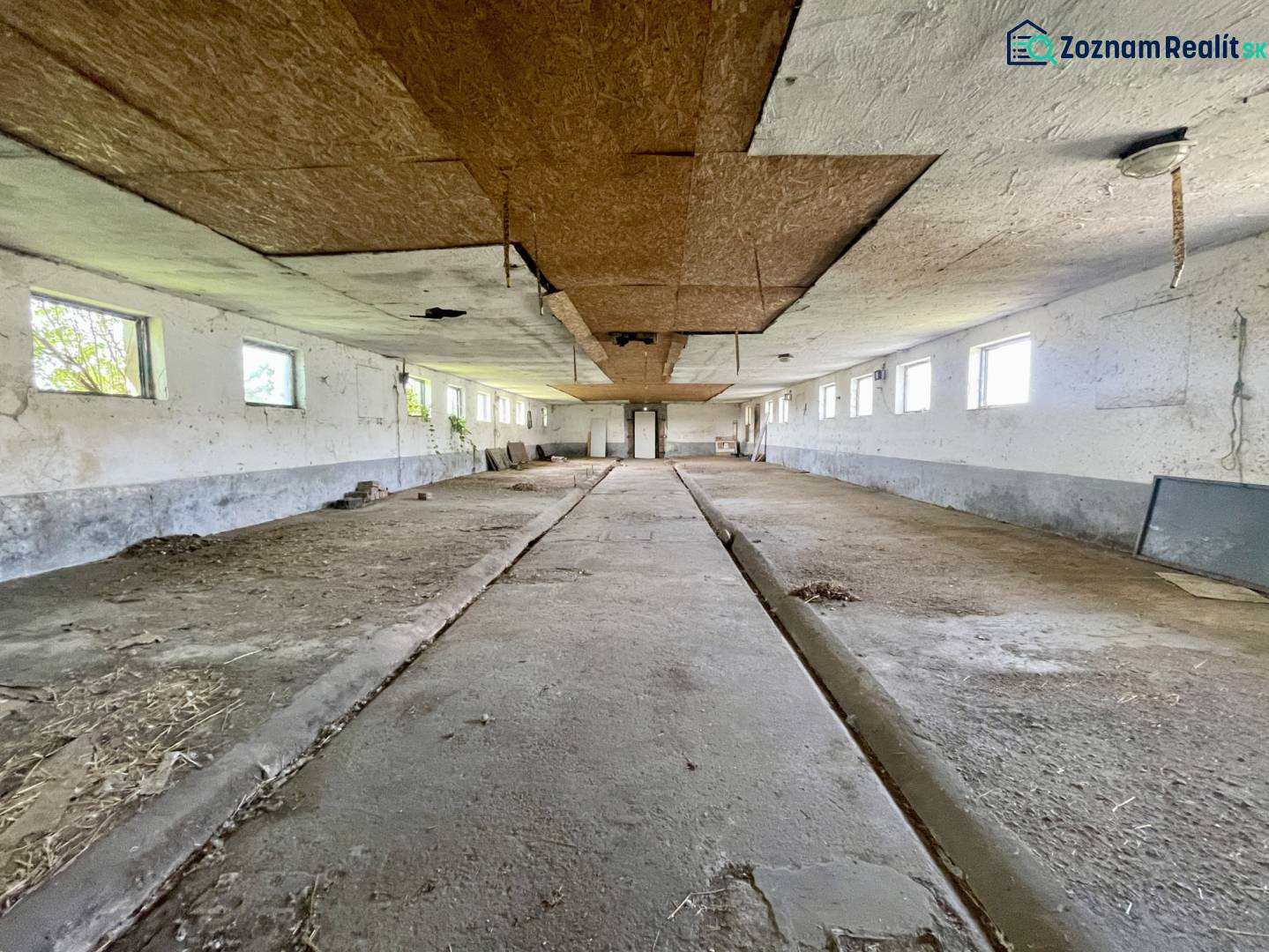 Kostolné Kračany - skladové - prevádzkové priestory na predaj za cenu  - Opustené výrobné priestory s poškodeným stropom a radom okien.