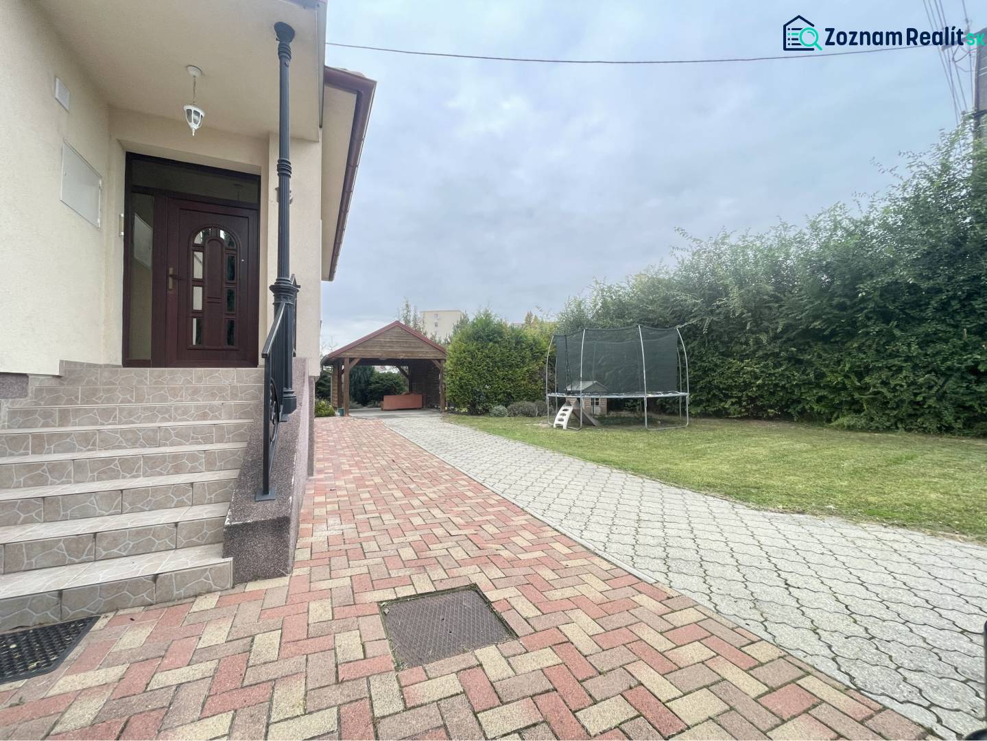 A-W REAL | KOMPLETNE PREROBENÝ RODINNÝ DOM NA PREDAJ V KĽUDNEJ ČASTI M - Rodinný dom na Žitnoostrovskej ulici v Dunajskej Strede s dvorom, trampolínou a prístreškom.