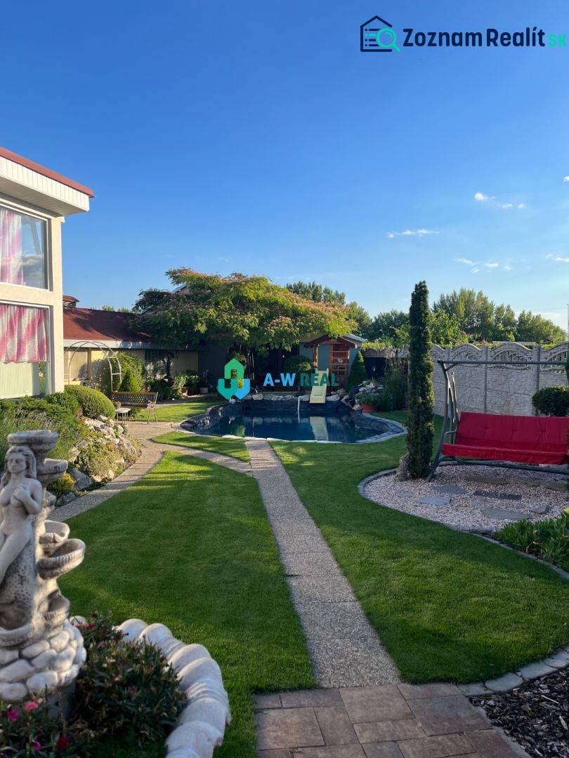 Znížená cena!  Rodinný dom s vnútorným aj vonkajším bazénom na krásne  - Záhrada s bazénom pri dome, na ulici neuvedene, sktorej súčasťou sú sochy a altánok.