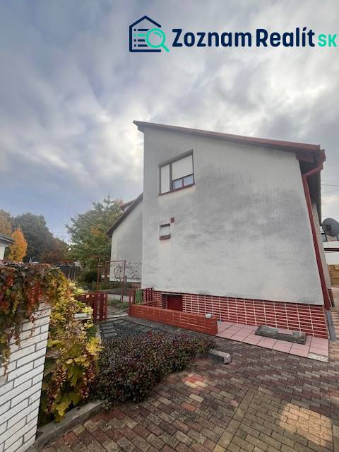 ☎️ 0918 846 340       Výrazne znížená cena len 210 000 eu. Dvojgenerač - Rodinný dom v Dunajskej Strede s bielou fasádou, šikmou strechou a upravenou záhradou.