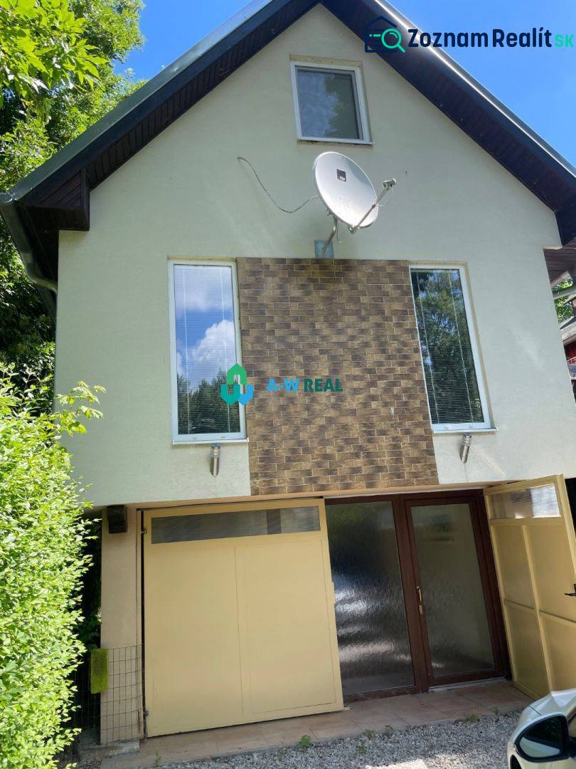 Odstúpenie nájomnej zmluvy - rekreačná chata v obci Bodíky!!! Cena  84 - Zobrazená je budova s anténou, veľkými oknami, zeleným okolím a vstupom do domu.