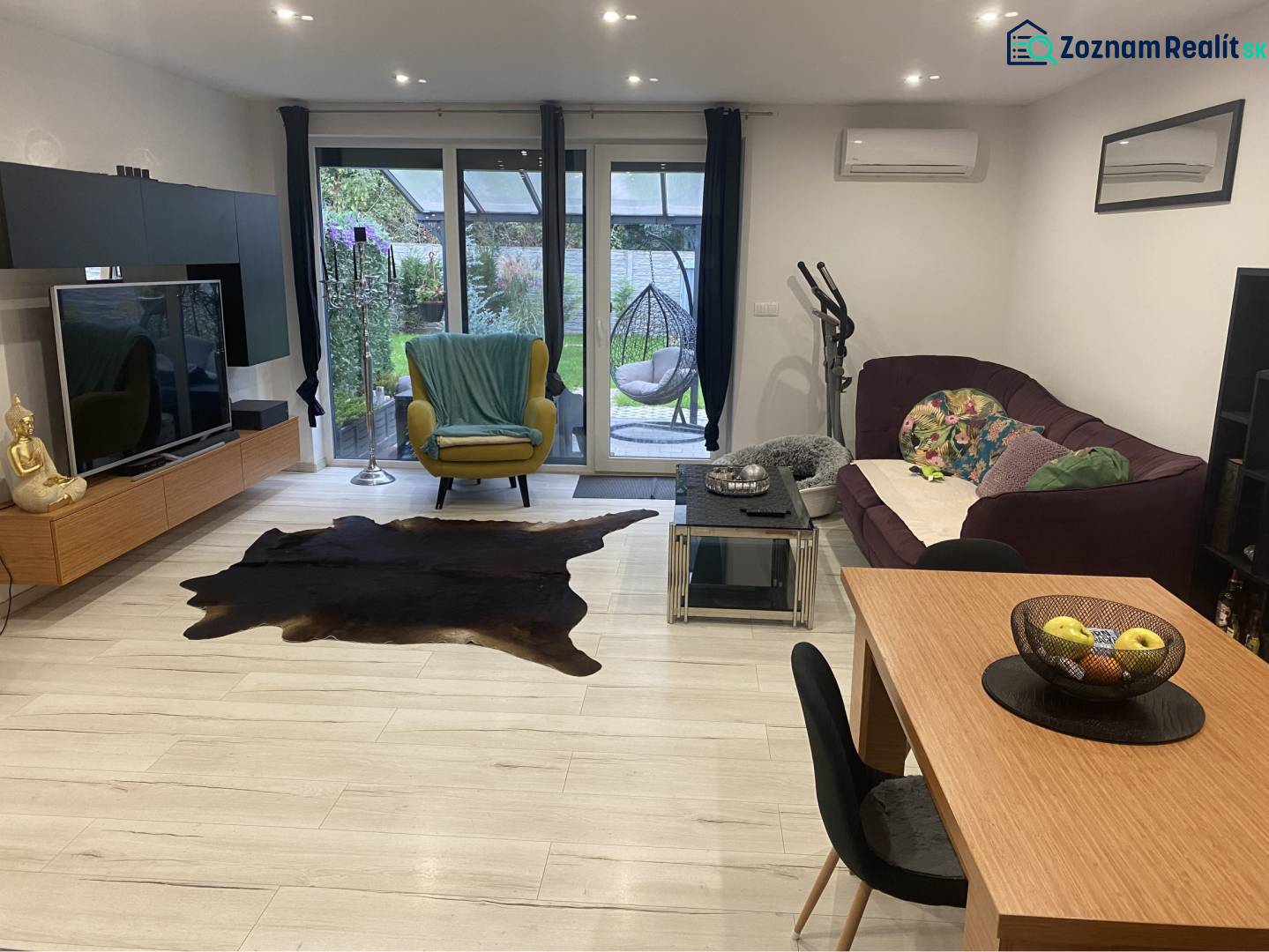 Na predaj: 3-izbový rodinný dom na predaj v obci Lesné Kračany - Obývacia izba v rodinnom dome s podlahou s dreveným dekorom a veľkorysým sedením.