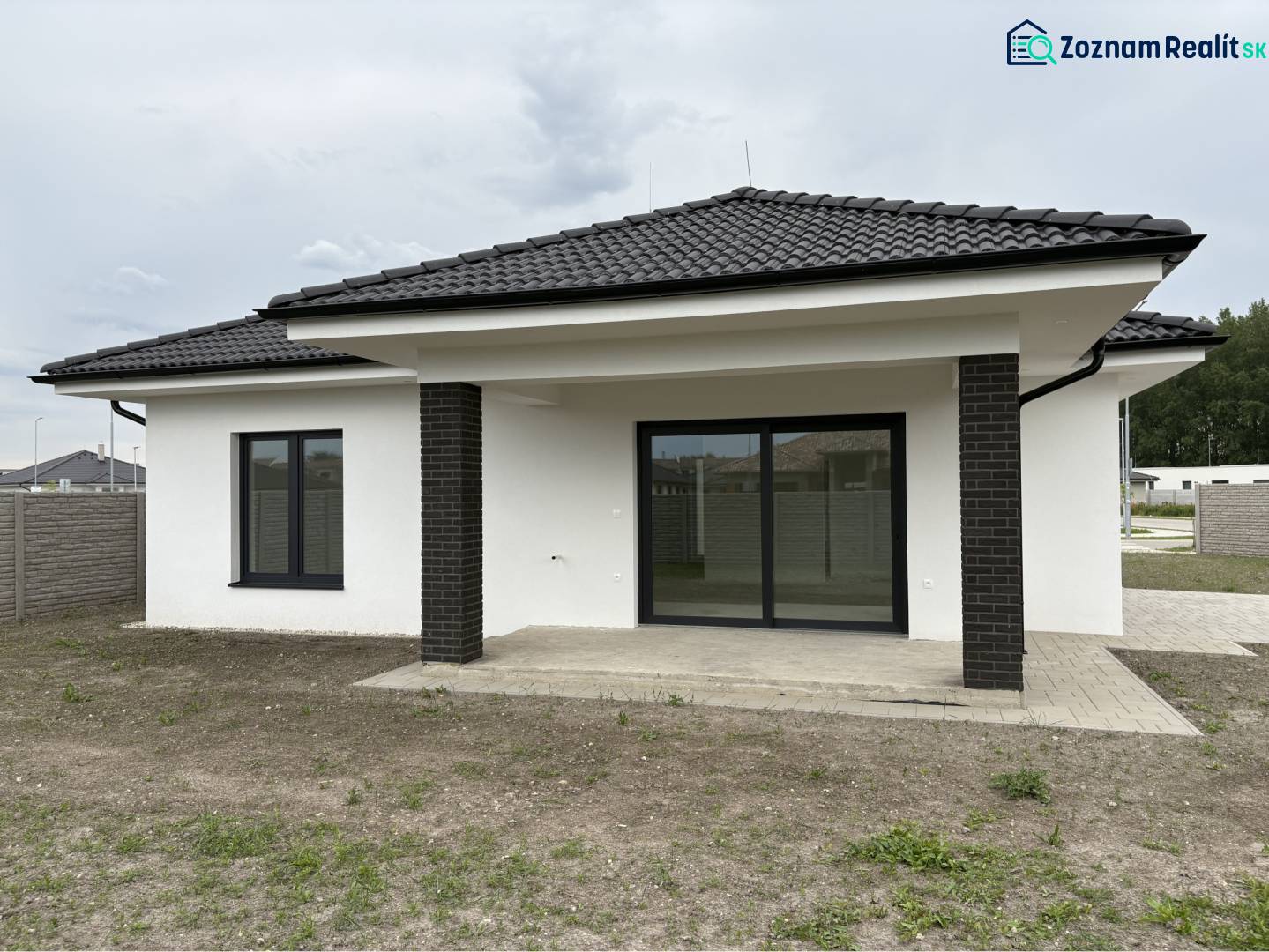 ☎️0917656551 - Rodinný dom na FLORIDA VILLA PARK v Dunajskej Strede s tmavou strechou a terasou.