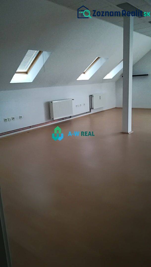 Kancelársky priestor na prenájom v Dunajskej Strede - Podkrovné kancelárie s oknami na ulici neuvedené, svetlé podkrovie, biele steny, radiátory.