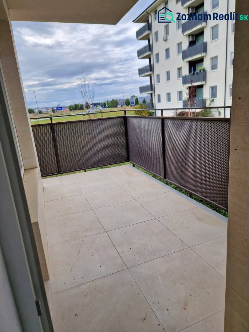 NOVOSTAVBA! Krásny, moderný a priestranný 3-izbový byt s veľkou logiou - Balkón 3-izbového bytu s výhľadom na okolie na ulici Neuvedené v Dunajskej Strede.