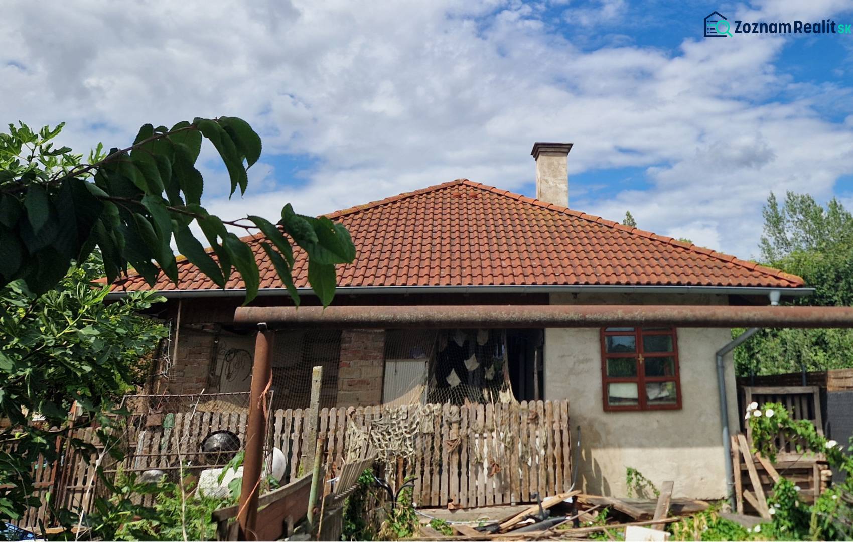 Na predaj 3 izbový rodinný dom s veľkým pozemkom - Rodinný dom v Dolnom Štále so strechou z červených škridiel, oplotený dvor.