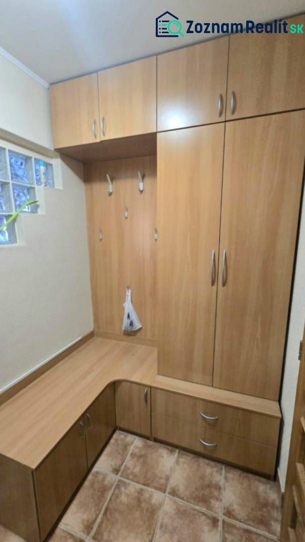 Na prenájom 3-izbový zariadený byt - Dunajská Streda - Chodba so vstavanou skriňou a háčikmi, ideálna do 3-izbového bytu.
