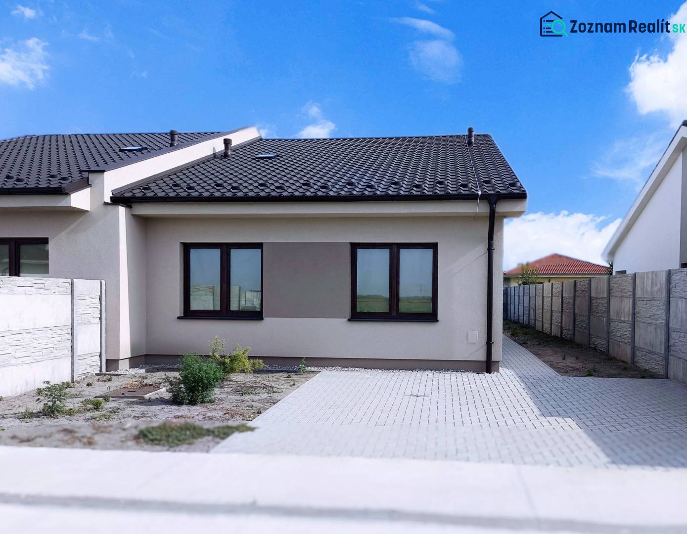 Predané - 4izbový rodinný dom (dvojdom) v obci Horná Potôň! - Rodinný dom v Hornom Potôni s dvojitou strechou a dláždeným prístupovým chodníkom.