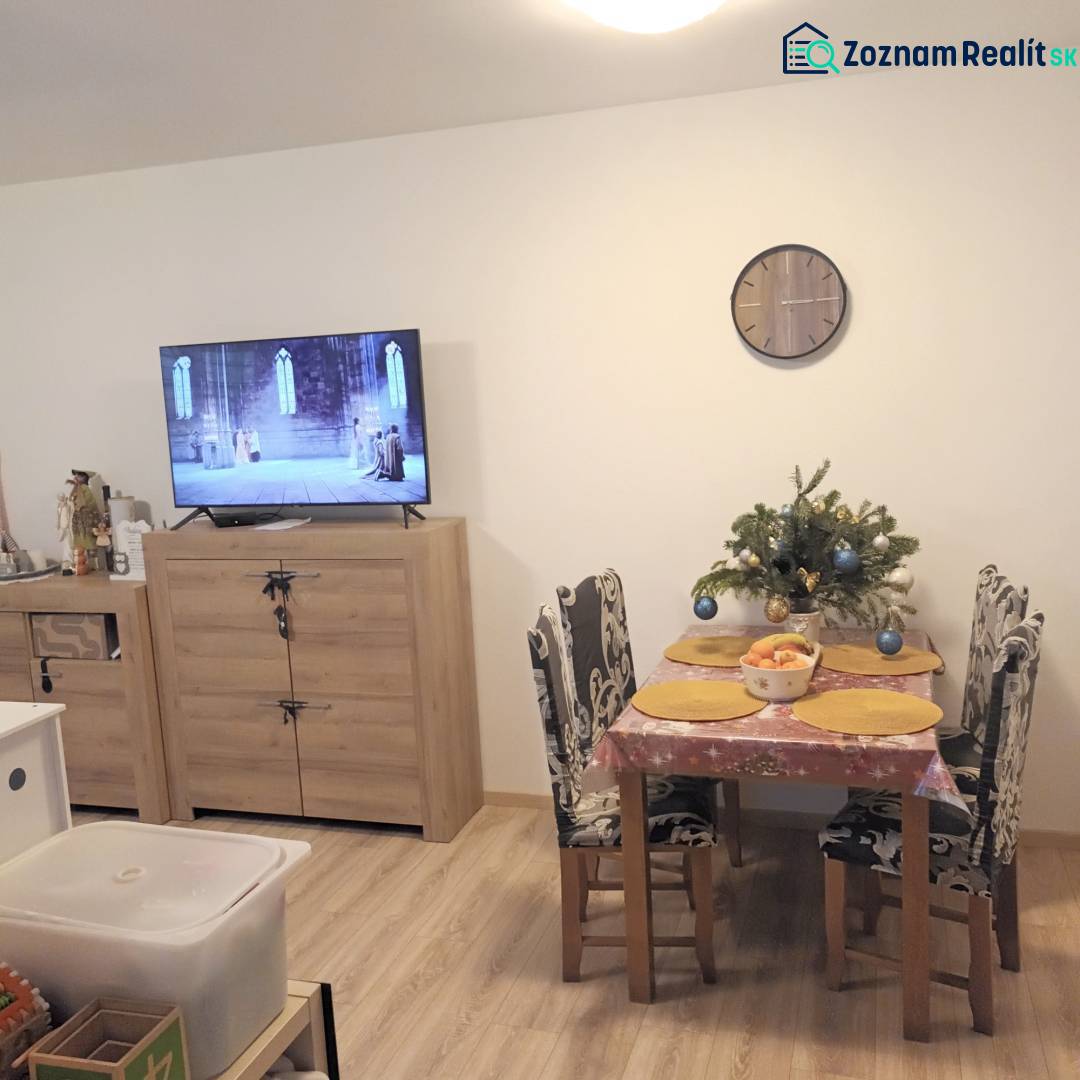 ☎️0904/842-727 Štýlové bývanie - 3izbový byt – Horný Bar - Obývačka s televízorom, jedálenským stolom, dekoráciou a podlahou s dreveným dekorom v 3-izbovom byte.