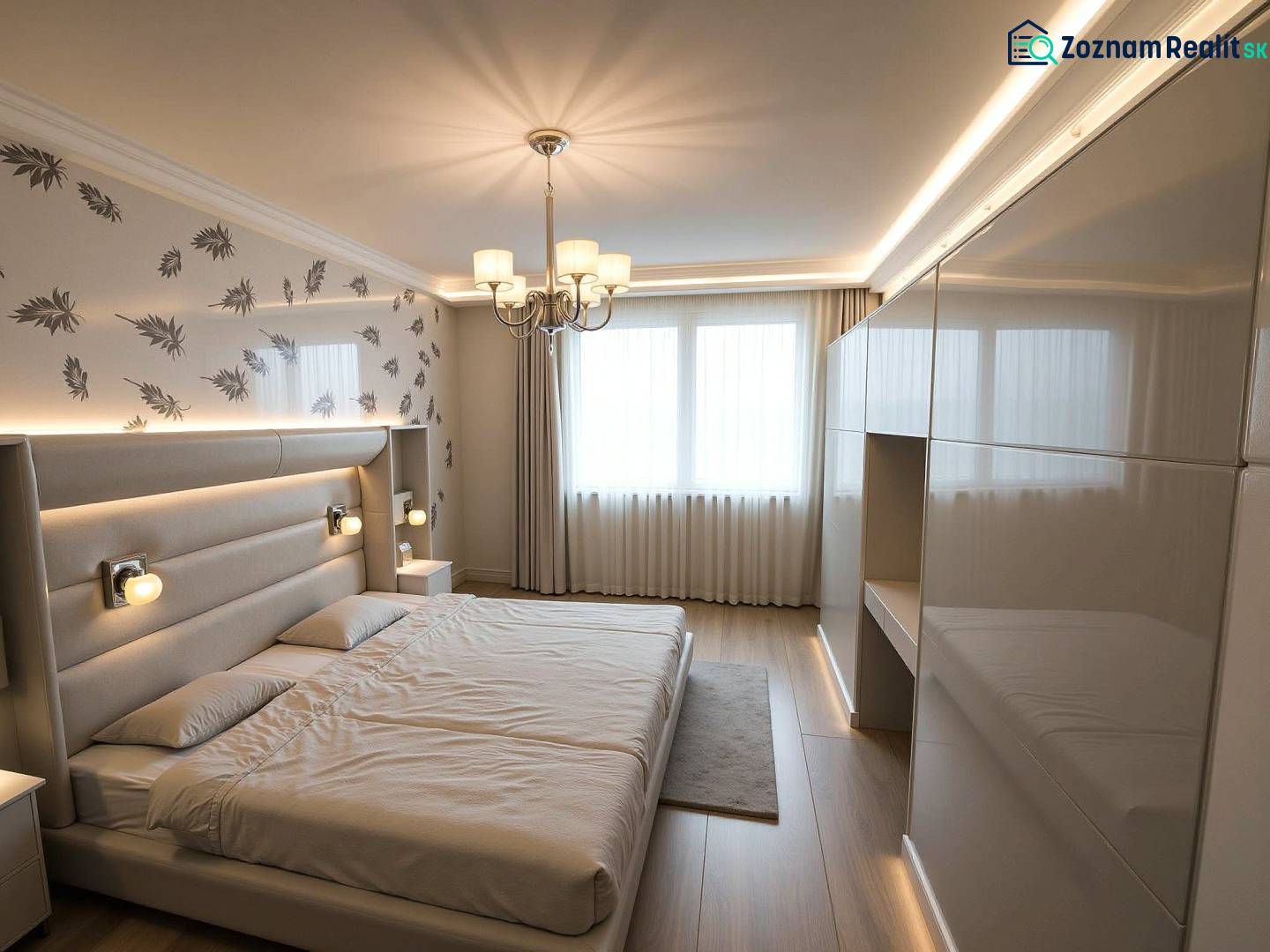 Znížená Cena!Na predaj rodinný dom vo Vrakúni, blízko Dunajskej Stredy - Svetlá spálňa v rodinnom dome s posteľou a podlahou s dreveným dekorom.